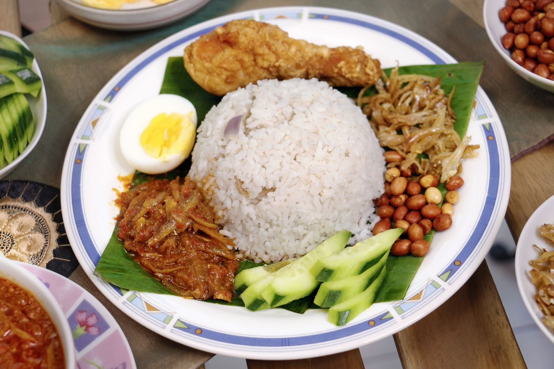 En tallerken nasi lemak, Malaysia's nationalret med kokosris, stegt kylling, sambal, jordnødder, ansjoser og et kogt æg