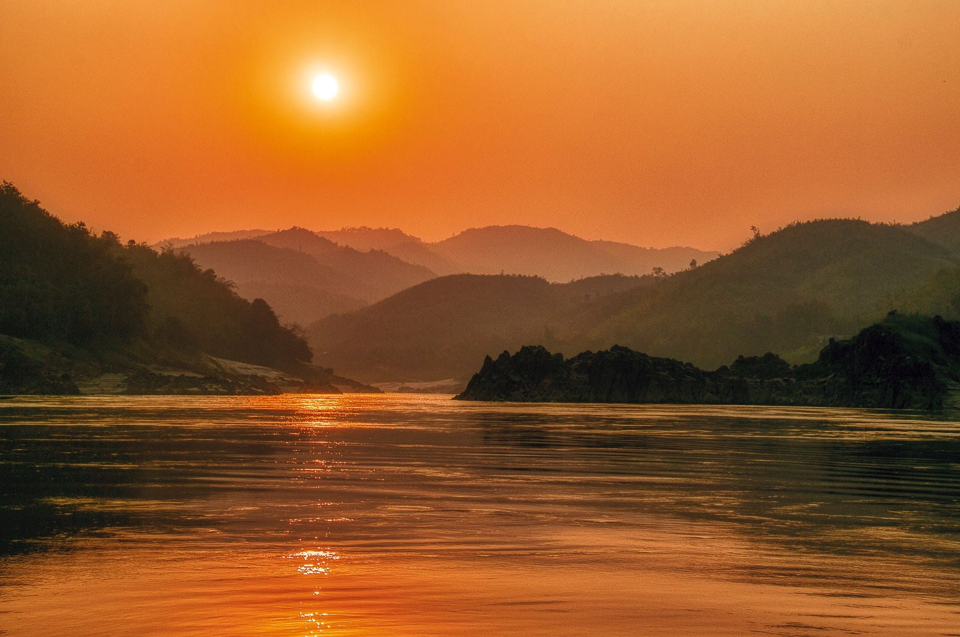 Tramonto dorato sul fiume Mekong che serpeggia tra le montagne nella provincia di Bokeo, Laos