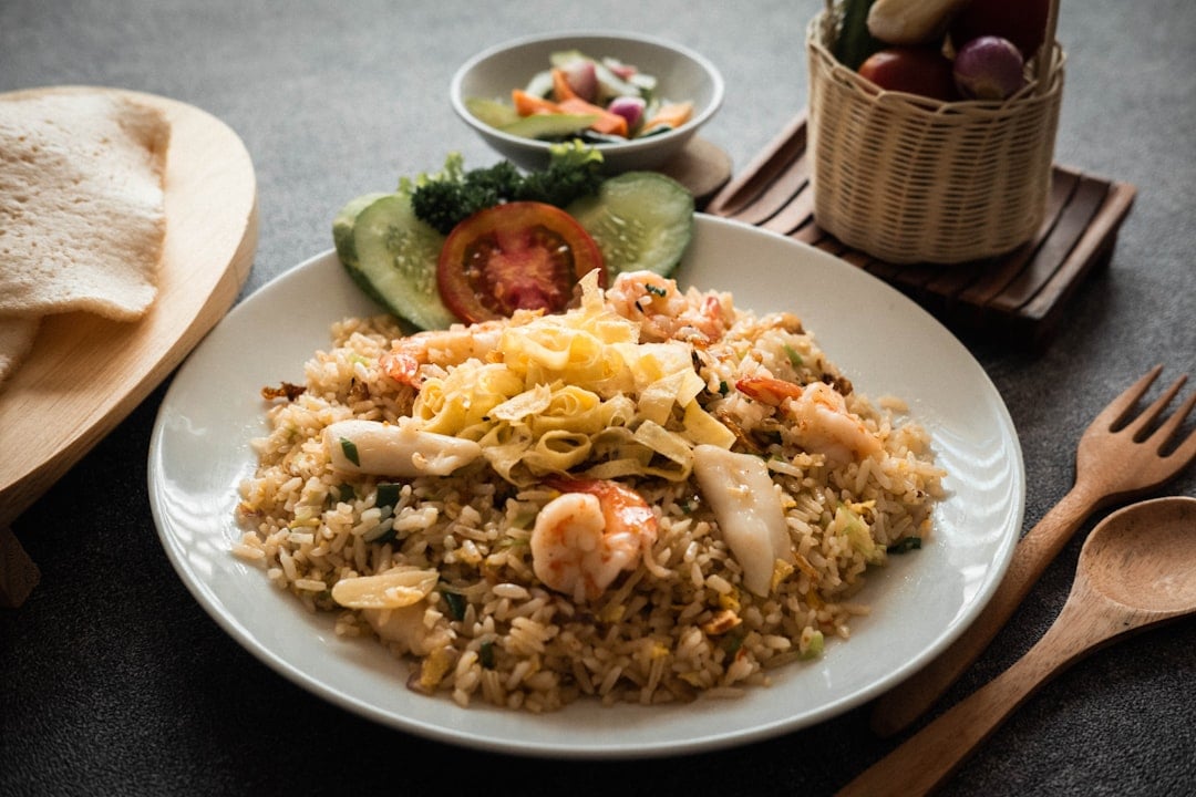 ข้าวผัดทะเลนาซีโกเร็งเสิร์ฟบนจาน Baliร้านอาหารเนเซ่ วารุง
