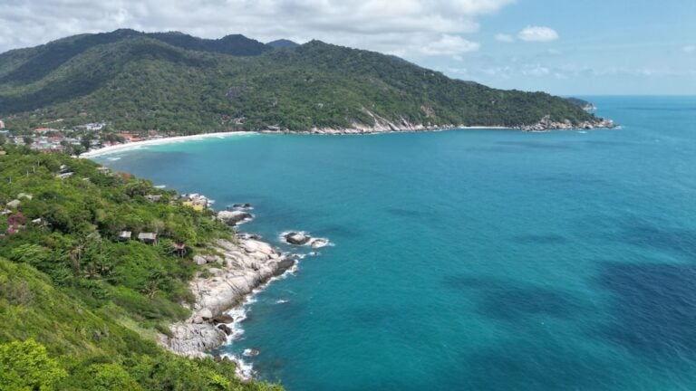 Vista aerea della costa di Koh Samui con acque turchesi e verdi colline lussureggianti, Thailand
