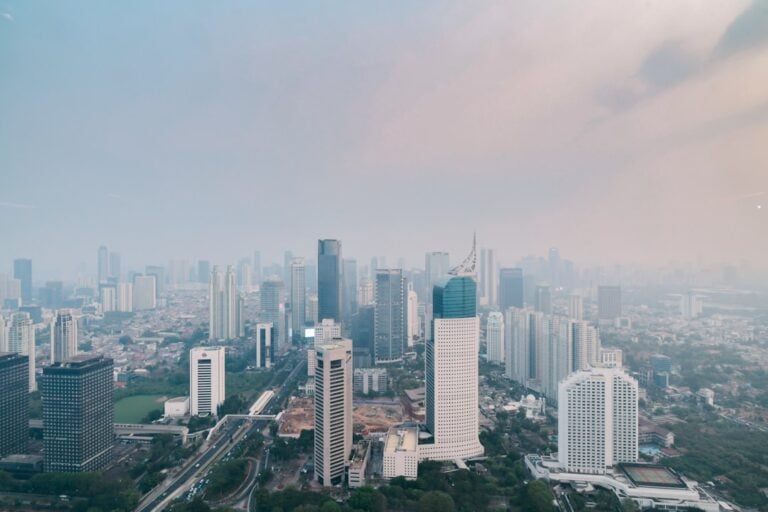 Pemandangan udara dari JakartaPemandangan cakrawala yang berkabut menunjukkan skala kota yang masif dan pembangunan perkotaan yang padat, Indonesia