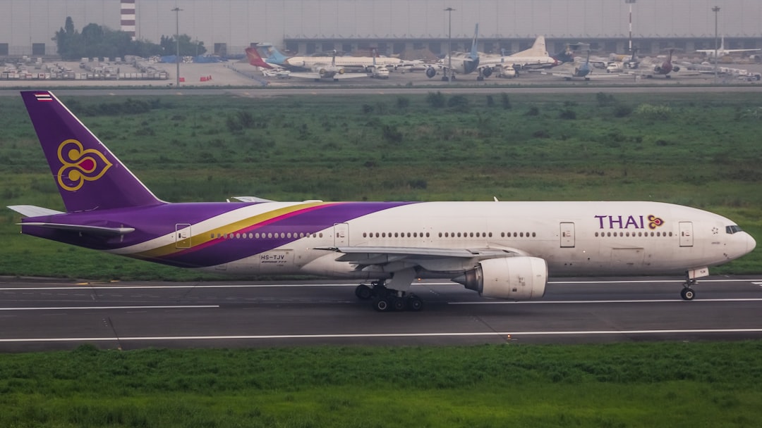 Pesawat Thai Airways di landasan pacu di bandara Thailand.