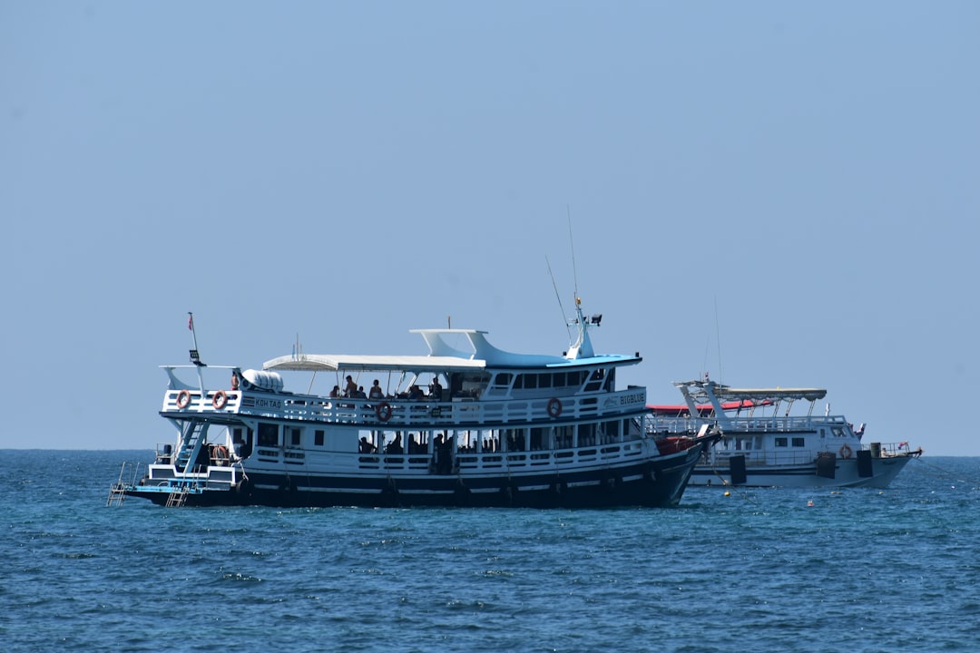 Kapal feri penumpang di Teluk Thailand dekat pulau Koh Tao