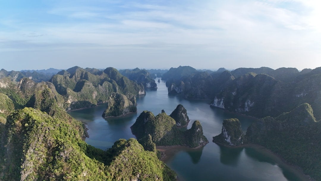 มุมมองทางอากาศของ Ha Long อ่าวที่มีเกาะหินปูนคาร์สต์หลายร้อยเกาะโผลขึ้นมาจากผืนน้ำอันสงบนิ่ง